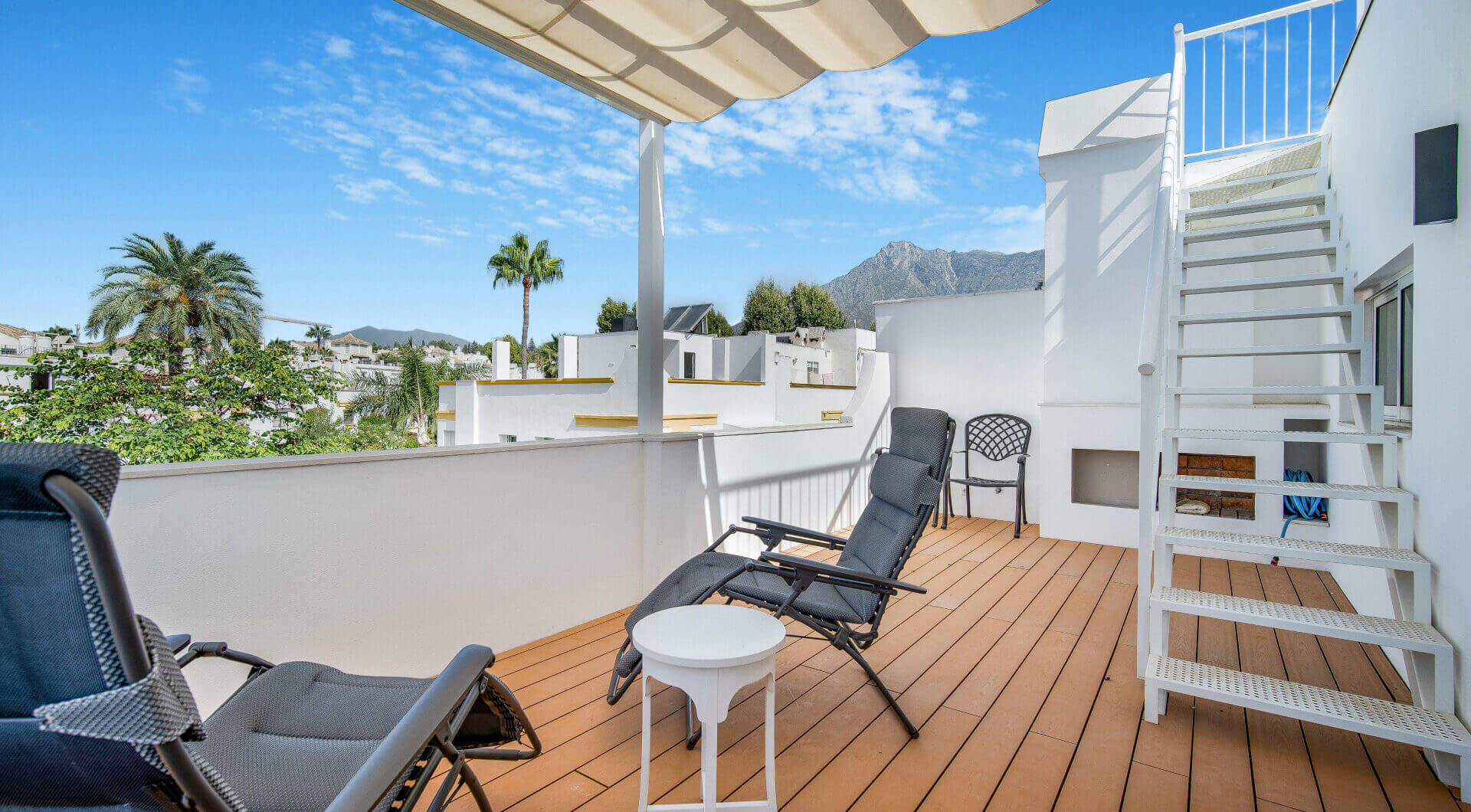 Piękna plaża na linii frontu, czteropokojowe zakończenie kamienicy w prestiżowej społeczności Marbellamar, na Marbella Golden Mile