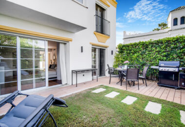 Piękna plaża na linii frontu, czteropokojowe zakończenie kamienicy w prestiżowej społeczności Marbellamar, na Marbella Golden Mile