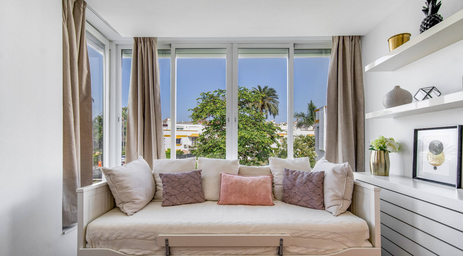 Piękna plaża na linii frontu, czteropokojowe zakończenie kamienicy w prestiżowej społeczności Marbellamar, na Marbella Golden Mile