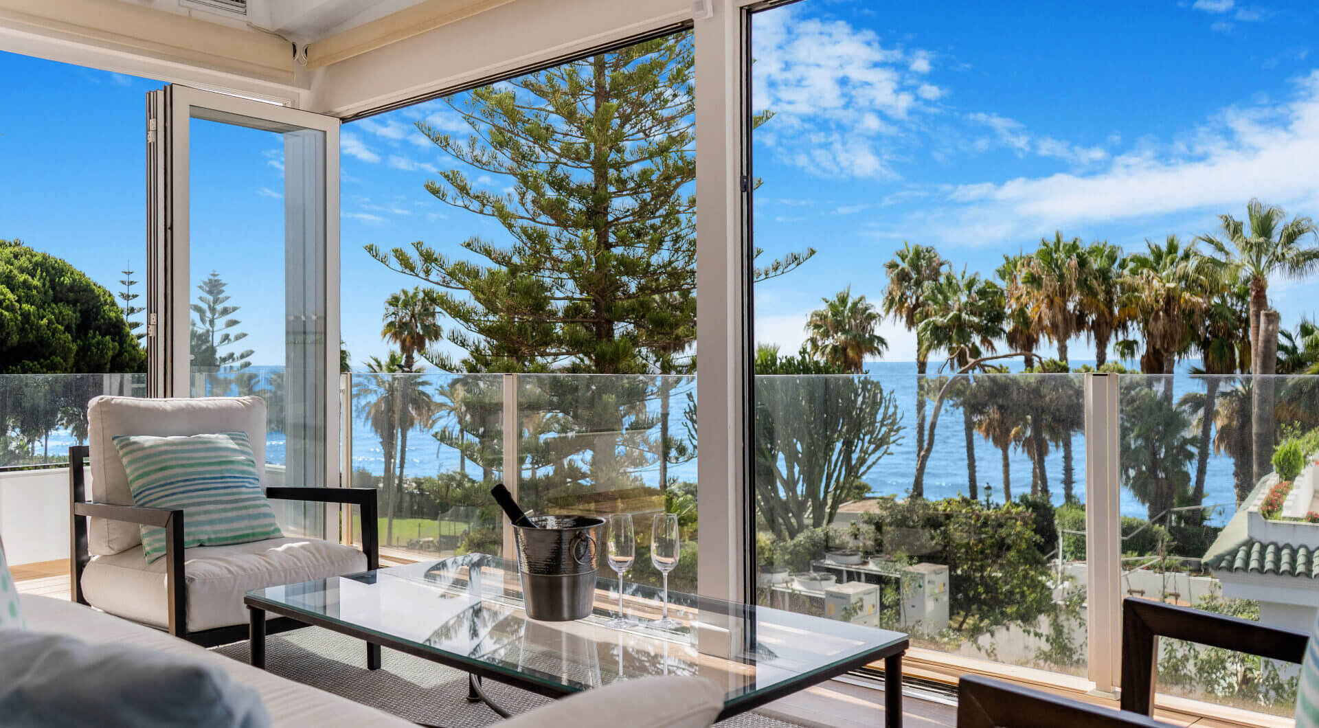 Piękna plaża na linii frontu, czteropokojowe zakończenie kamienicy w prestiżowej społeczności Marbellamar, na Marbella Golden Mile