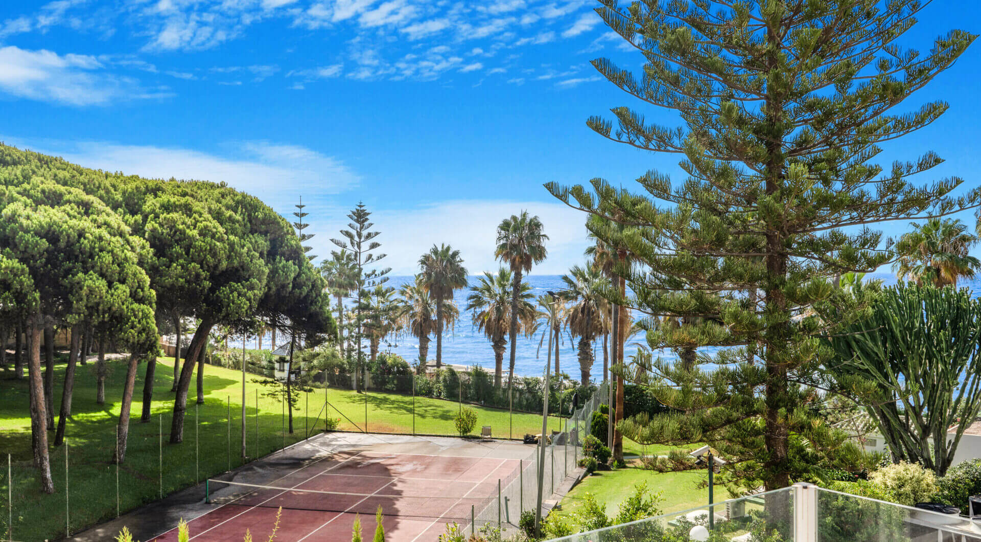 Piękna plaża na linii frontu, czteropokojowe zakończenie kamienicy w prestiżowej społeczności Marbellamar, na Marbella Golden Mile