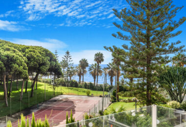 Piękna plaża na linii frontu, czteropokojowe zakończenie kamienicy w prestiżowej społeczności Marbellamar, na Marbella Golden Mile