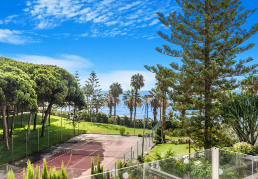 Piękna plaża na linii frontu, czteropokojowe zakończenie kamienicy w prestiżowej społeczności Marbellamar, na Marbella Golden Mile