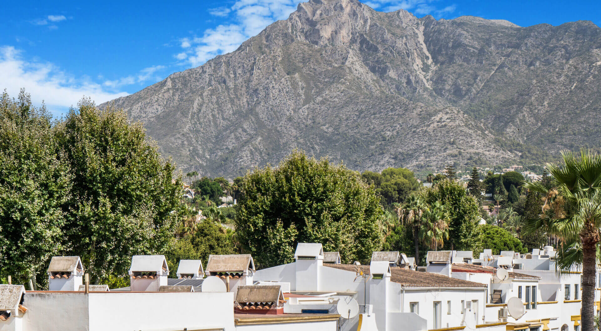 Piękna plaża na linii frontu, czteropokojowe zakończenie kamienicy w prestiżowej społeczności Marbellamar, na Marbella Golden Mile
