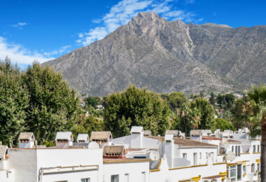 Piękna plaża na linii frontu, czteropokojowe zakończenie kamienicy w prestiżowej społeczności Marbellamar, na Marbella Golden Mile