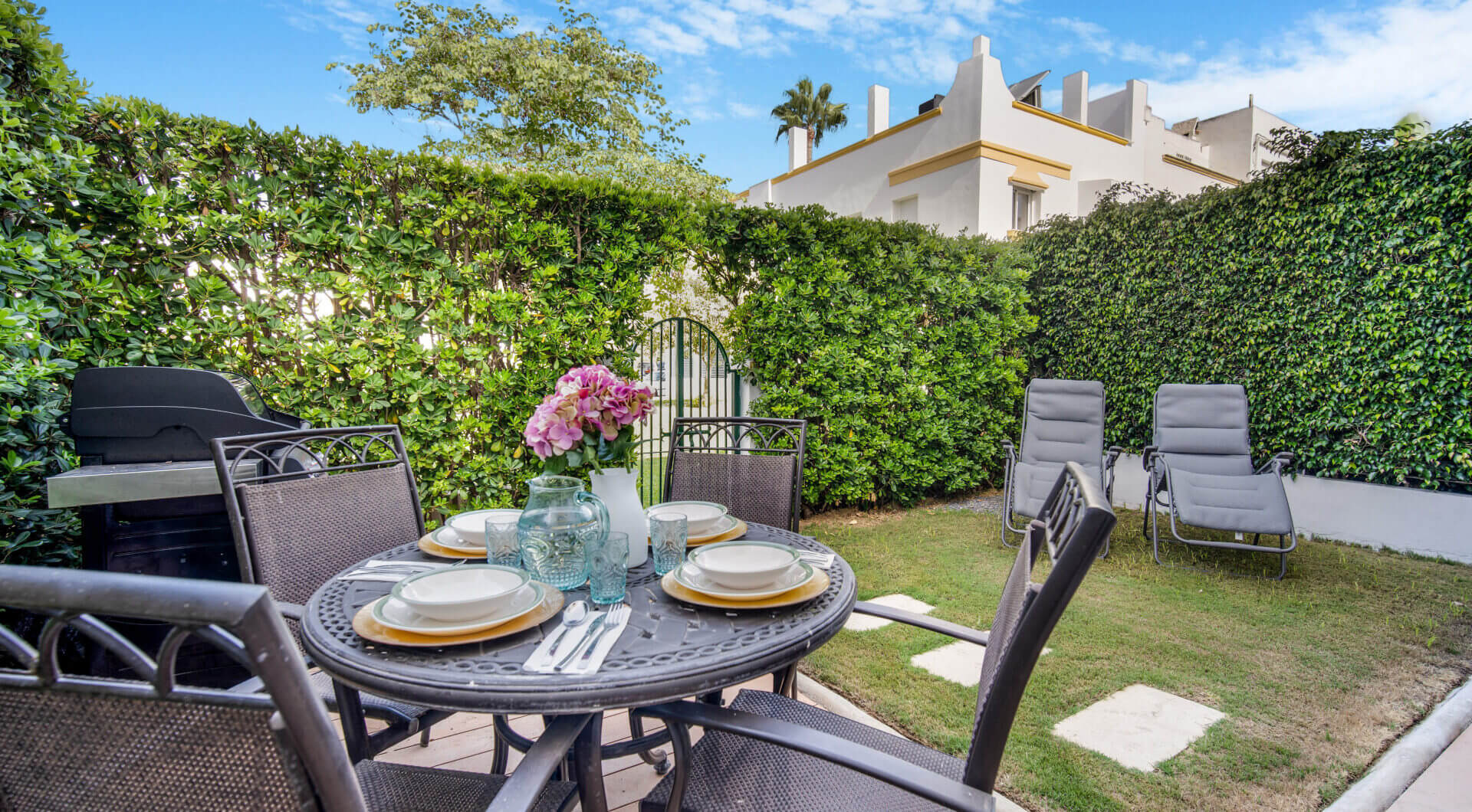 Piękna plaża na linii frontu, czteropokojowe zakończenie kamienicy w prestiżowej społeczności Marbellamar, na Marbella Golden Mile