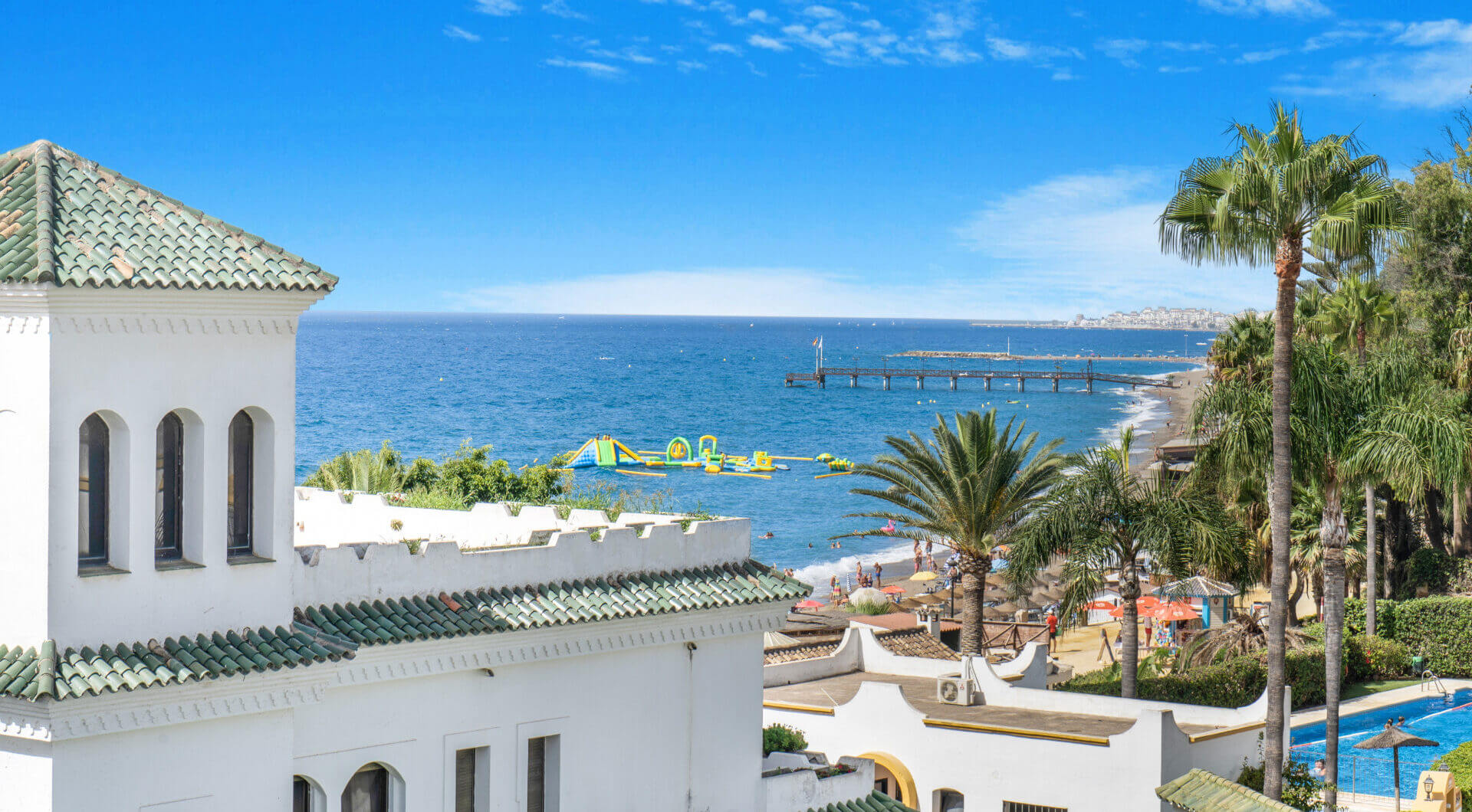Piękna plaża na linii frontu, czteropokojowe zakończenie kamienicy w prestiżowej społeczności Marbellamar, na Marbella Golden Mile