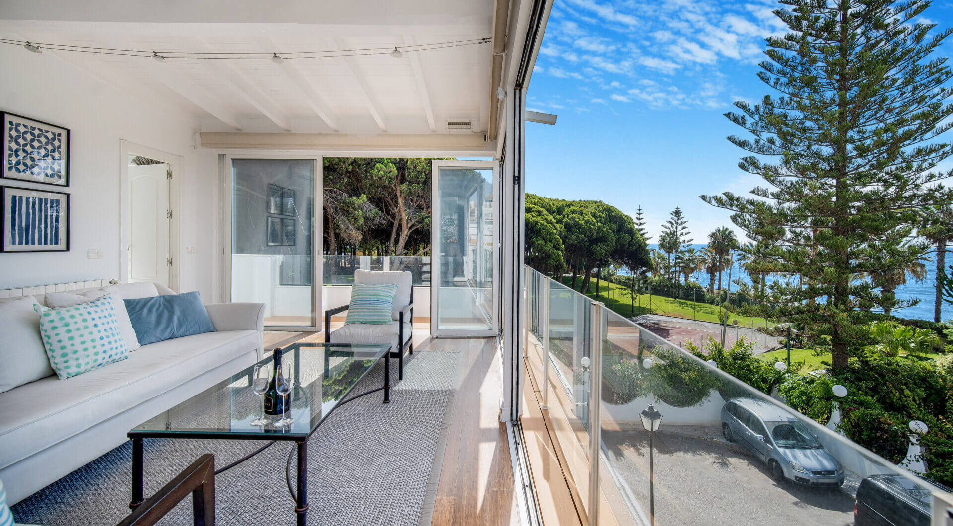 Piękna plaża na linii frontu, czteropokojowe zakończenie kamienicy w prestiżowej społeczności Marbellamar, na Marbella Golden Mile