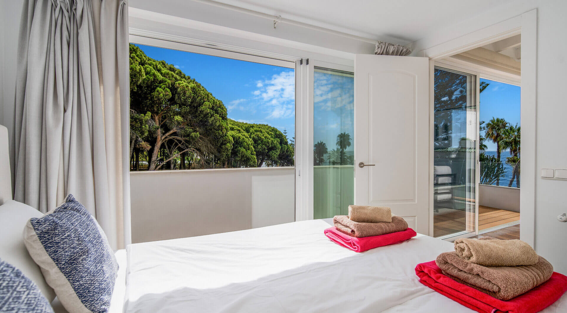 Piękna plaża na linii frontu, czteropokojowe zakończenie kamienicy w prestiżowej społeczności Marbellamar, na Marbella Golden Mile