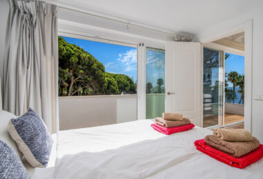 Piękna plaża na linii frontu, czteropokojowe zakończenie kamienicy w prestiżowej społeczności Marbellamar, na Marbella Golden Mile
