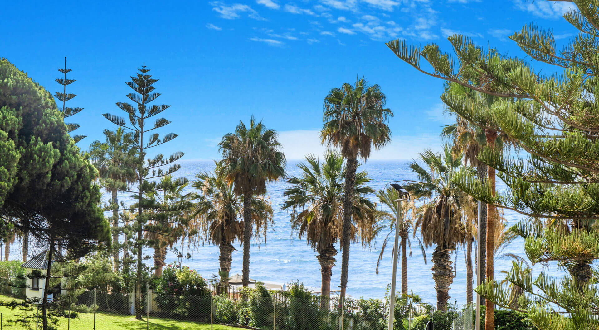 Piękna plaża na linii frontu, czteropokojowe zakończenie kamienicy w prestiżowej społeczności Marbellamar, na Marbella Golden Mile