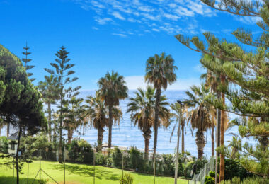 Piękna plaża na linii frontu, czteropokojowe zakończenie kamienicy w prestiżowej społeczności Marbellamar, na Marbella Golden Mile