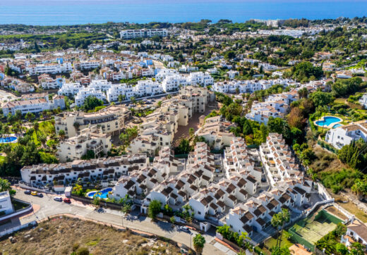 Elegancki, trzypokojowe kamienica znajduje się w strzeżonej społeczności Agra Residencial, Estepona