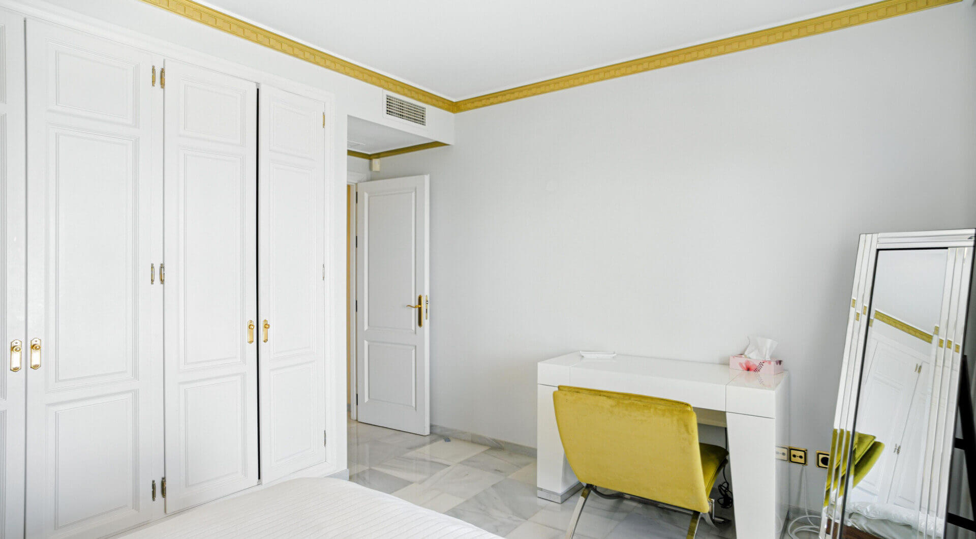 Wspaniały trzy sypialnie, południowo-wschodni apartament dwupoziomowy w ekskluzywnej i strzeżonej społeczności Monte Paraiso na Golden Mile