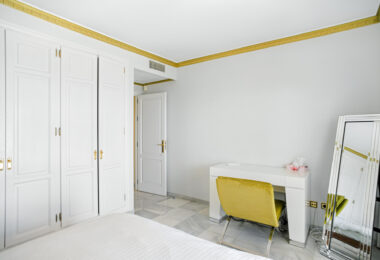 Wspaniały trzy sypialnie, południowo-wschodni apartament dwupoziomowy w ekskluzywnej i strzeżonej społeczności Monte Paraiso na Golden Mile