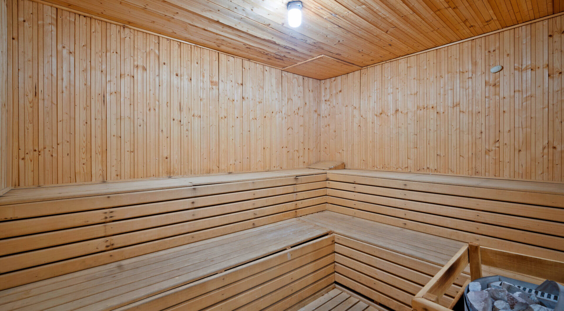 Wspaniały trzy sypialnie, południowo-wschodni apartament dwupoziomowy w ekskluzywnej i strzeżonej społeczności Monte Paraiso na Golden Mile