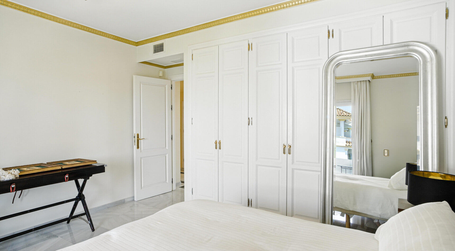 Wspaniały trzy sypialnie, południowo-wschodni apartament dwupoziomowy w ekskluzywnej i strzeżonej społeczności Monte Paraiso na Golden Mile