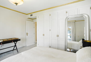 Wspaniały trzy sypialnie, południowo-wschodni apartament dwupoziomowy w ekskluzywnej i strzeżonej społeczności Monte Paraiso na Golden Mile