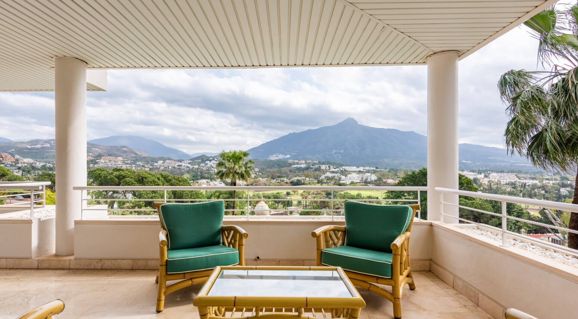 Przepiękny narożny apartament w La Corniche z panoramicznym widokiem na morze i pole golfowe w Nueva Andalucía