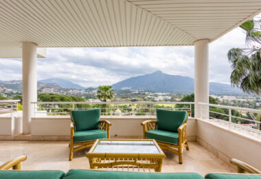 Przepiękny narożny apartament w La Corniche z panoramicznym widokiem na morze i pole golfowe w Nueva Andalucía