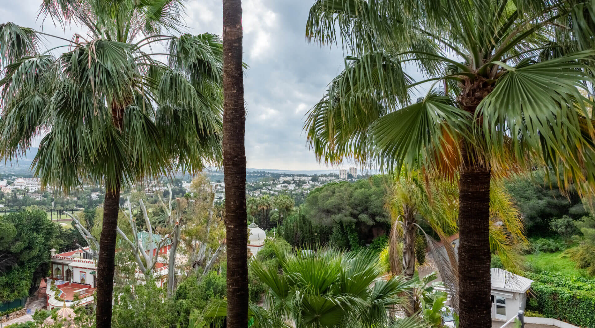 Przepiękny narożny apartament w La Corniche z panoramicznym widokiem na morze i pole golfowe w Nueva Andalucía