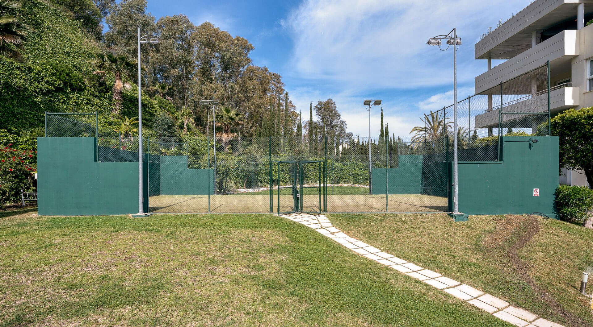 Przepiękny narożny apartament w La Corniche z panoramicznym widokiem na morze i pole golfowe w Nueva Andalucía