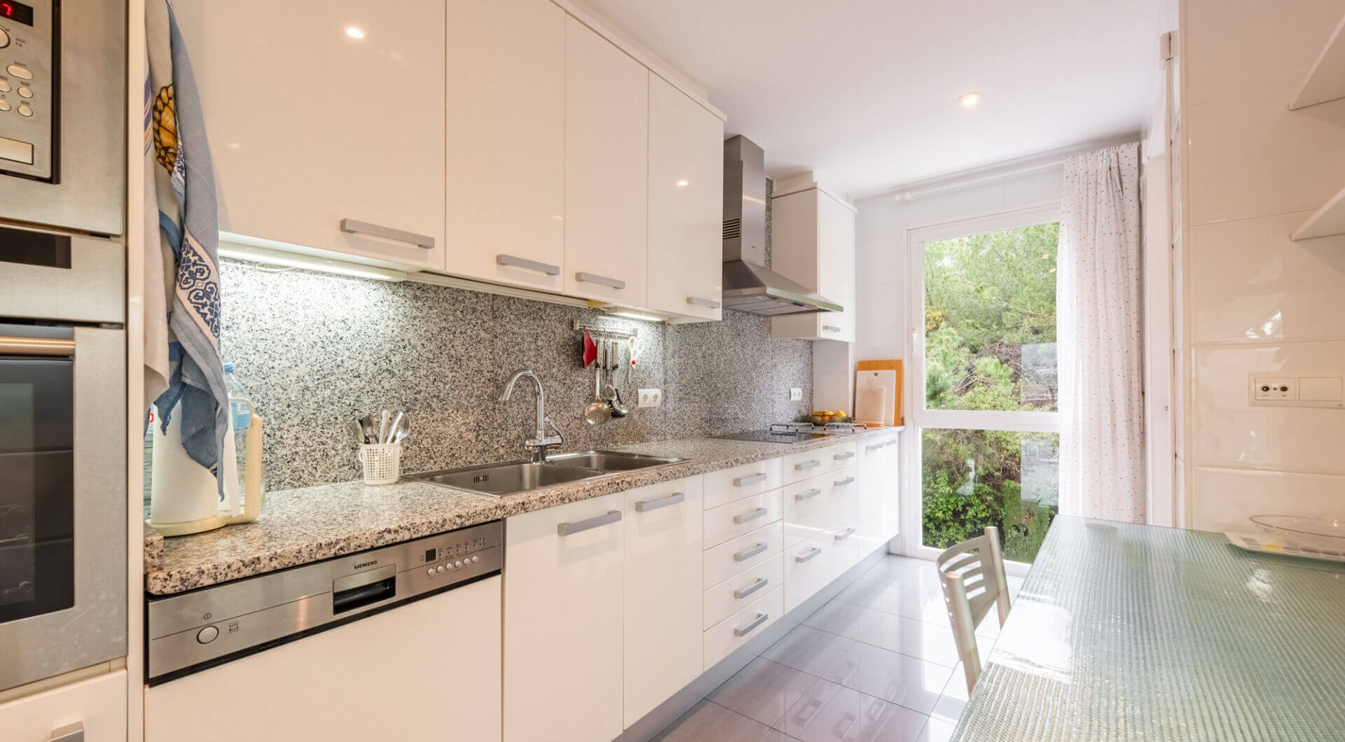 Przepiękny narożny apartament w La Corniche z panoramicznym widokiem na morze i pole golfowe w Nueva Andalucía