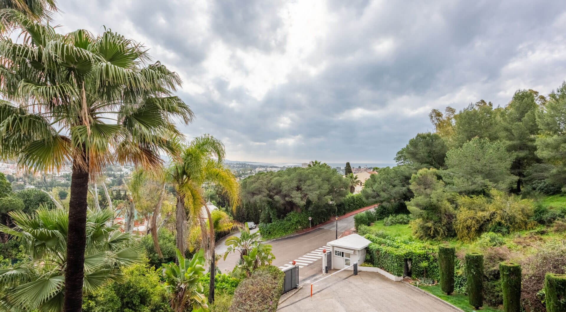 Przepiękny narożny apartament w La Corniche z panoramicznym widokiem na morze i pole golfowe w Nueva Andalucía