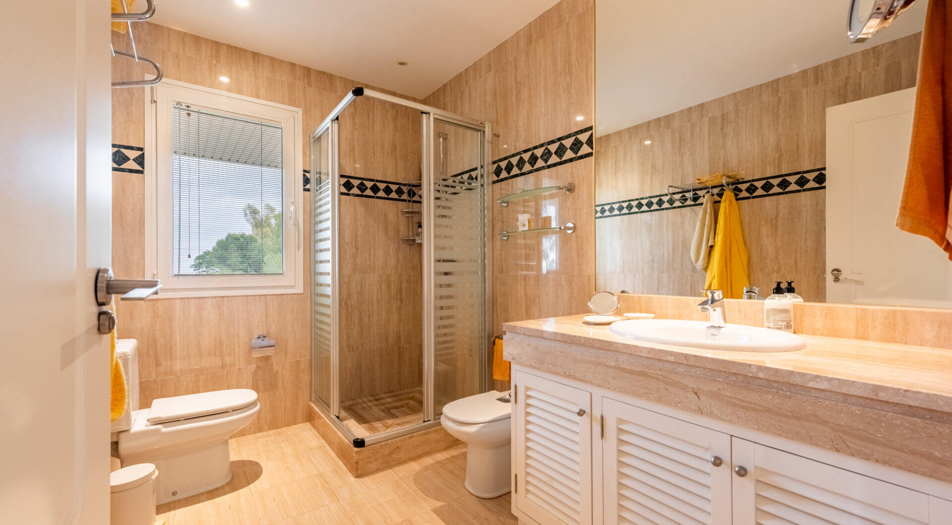 Przepiękny narożny apartament w La Corniche z panoramicznym widokiem na morze i pole golfowe w Nueva Andalucía