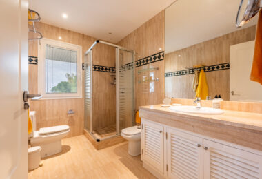 Przepiękny narożny apartament w La Corniche z panoramicznym widokiem na morze i pole golfowe w Nueva Andalucía