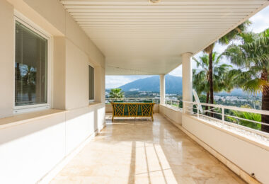 Przepiękny narożny apartament w La Corniche z panoramicznym widokiem na morze i pole golfowe w Nueva Andalucía