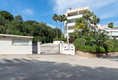 Przepiękny narożny apartament w La Corniche z panoramicznym widokiem na morze i pole golfowe w Nueva Andalucía