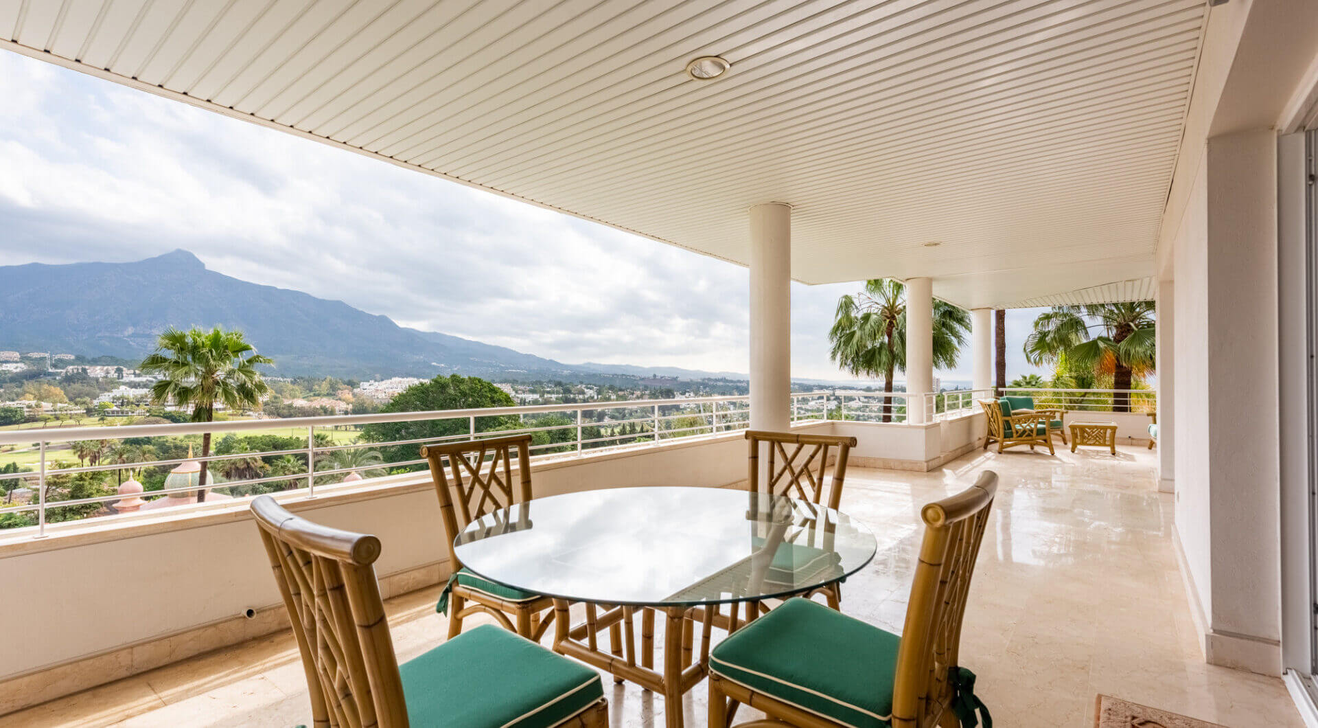 Przepiękny narożny apartament w La Corniche z panoramicznym widokiem na morze i pole golfowe w Nueva Andalucía