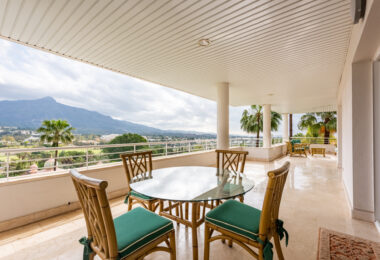 Przepiękny narożny apartament w La Corniche z panoramicznym widokiem na morze i pole golfowe w Nueva Andalucía