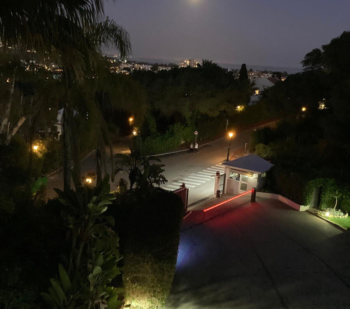 Przepiękny narożny apartament w La Corniche z panoramicznym widokiem na morze i pole golfowe w Nueva Andalucía