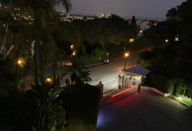 Przepiękny narożny apartament w La Corniche z panoramicznym widokiem na morze i pole golfowe w Nueva Andalucía