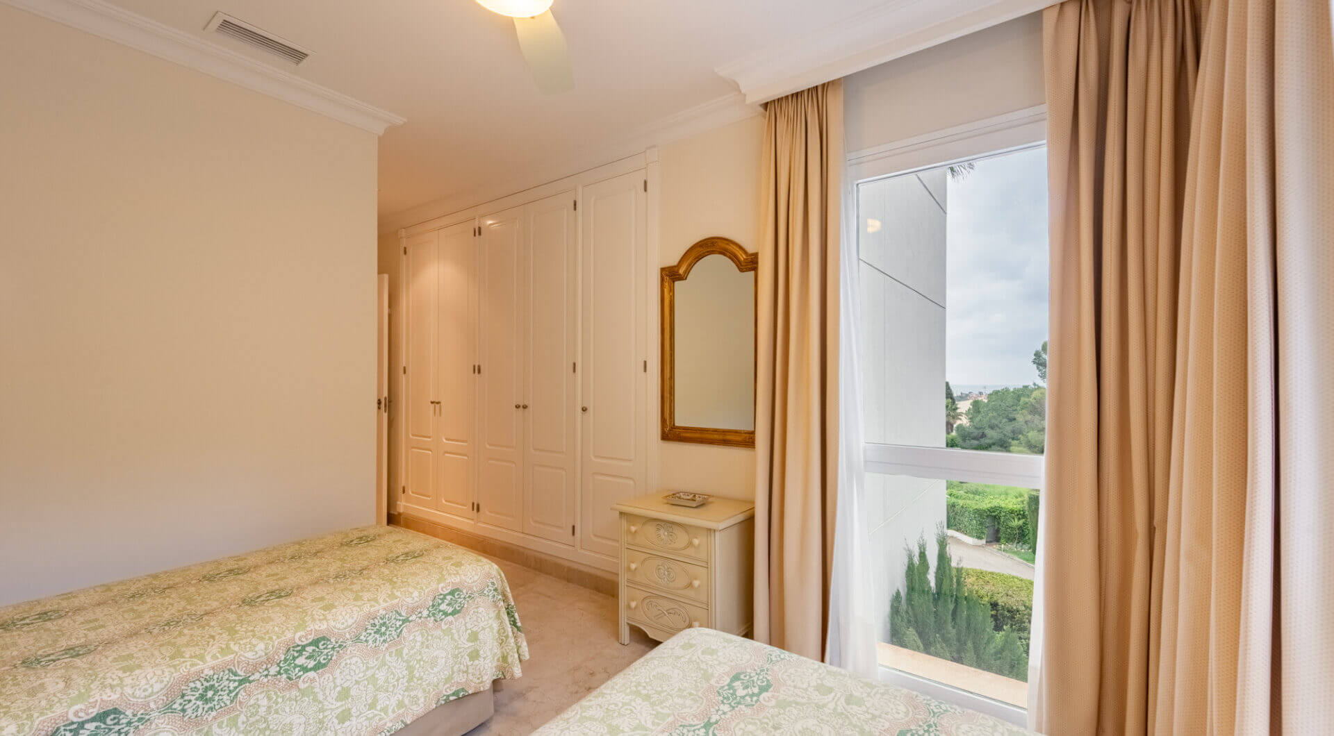 Przepiękny narożny apartament w La Corniche z panoramicznym widokiem na morze i pole golfowe w Nueva Andalucía