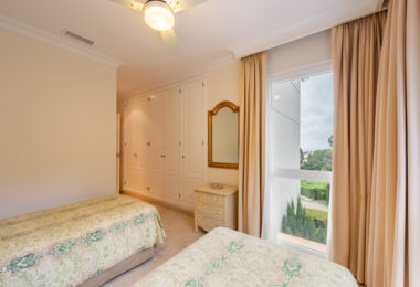 Przepiękny narożny apartament w La Corniche z panoramicznym widokiem na morze i pole golfowe w Nueva Andalucía