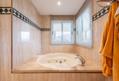 Przepiękny narożny apartament w La Corniche z panoramicznym widokiem na morze i pole golfowe w Nueva Andalucía