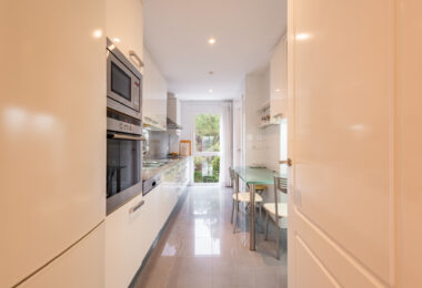 Przepiękny narożny apartament w La Corniche z panoramicznym widokiem na morze i pole golfowe w Nueva Andalucía