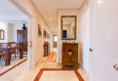 Przepiękny narożny apartament w La Corniche z panoramicznym widokiem na morze i pole golfowe w Nueva Andalucía