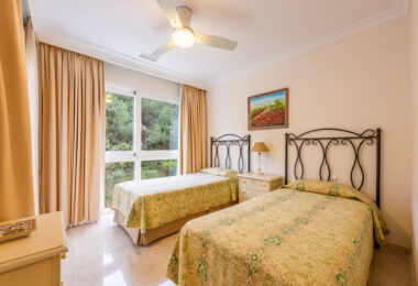 Przepiękny narożny apartament w La Corniche z panoramicznym widokiem na morze i pole golfowe w Nueva Andalucía