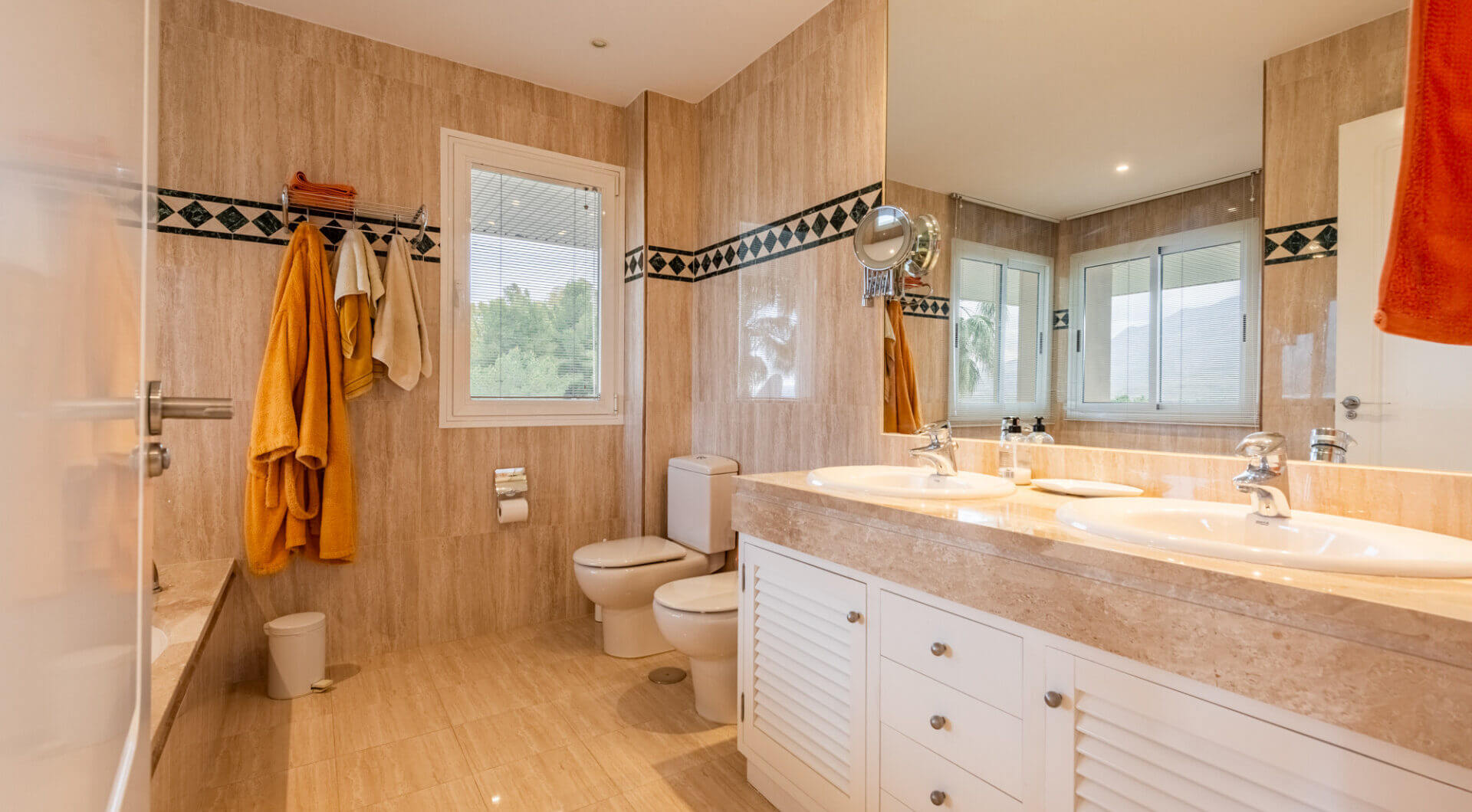 Przepiękny narożny apartament w La Corniche z panoramicznym widokiem na morze i pole golfowe w Nueva Andalucía