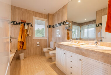 Przepiękny narożny apartament w La Corniche z panoramicznym widokiem na morze i pole golfowe w Nueva Andalucía