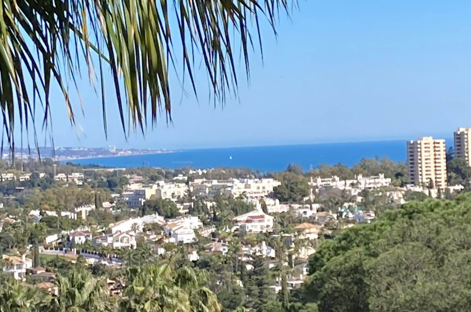 Przepiękny narożny apartament w La Corniche z panoramicznym widokiem na morze i pole golfowe w Nueva Andalucía