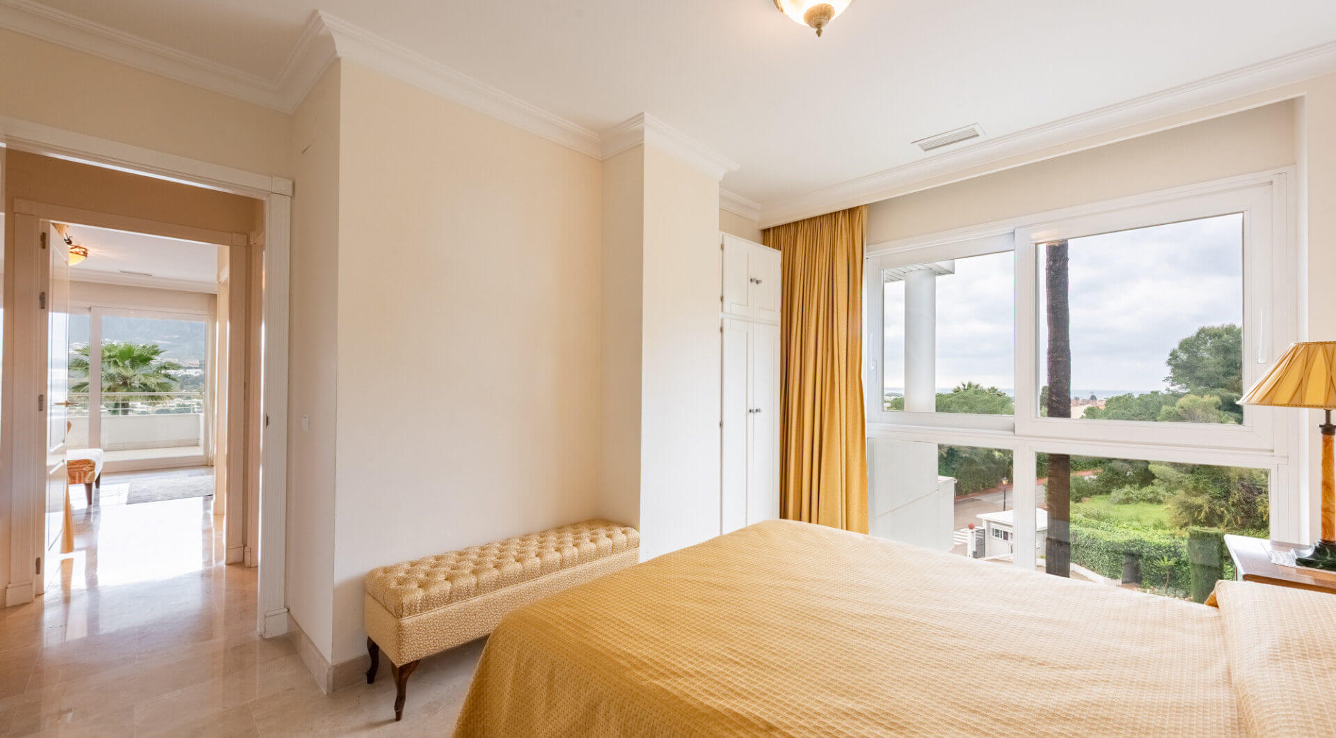 Przepiękny narożny apartament w La Corniche z panoramicznym widokiem na morze i pole golfowe w Nueva Andalucía