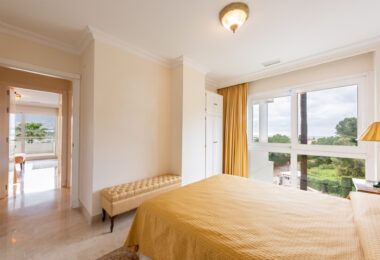 Przepiękny narożny apartament w La Corniche z panoramicznym widokiem na morze i pole golfowe w Nueva Andalucía