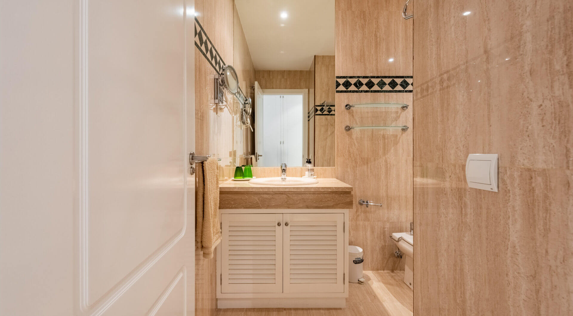 Przepiękny narożny apartament w La Corniche z panoramicznym widokiem na morze i pole golfowe w Nueva Andalucía