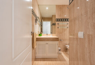 Przepiękny narożny apartament w La Corniche z panoramicznym widokiem na morze i pole golfowe w Nueva Andalucía