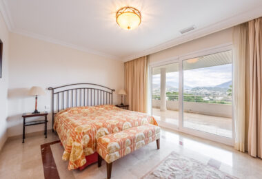 Przepiękny narożny apartament w La Corniche z panoramicznym widokiem na morze i pole golfowe w Nueva Andalucía